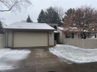 2 Colony West Dr, Champaign, IL