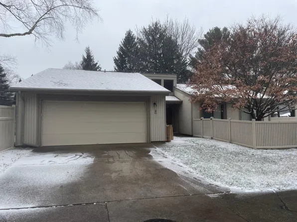 2 Colony West Dr, Champaign, IL 61820