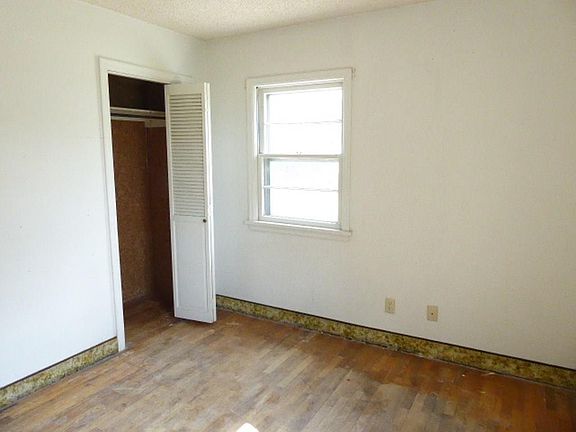 4th image of 319 Foster Ln