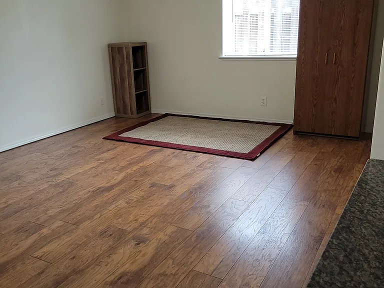 326 NE Kingwood Pl — Photo 4