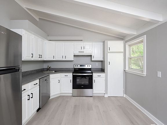 4th image of 22 Raymond Ave
