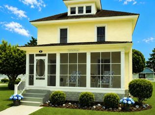 8 South St, Wachapreague, VA 23480