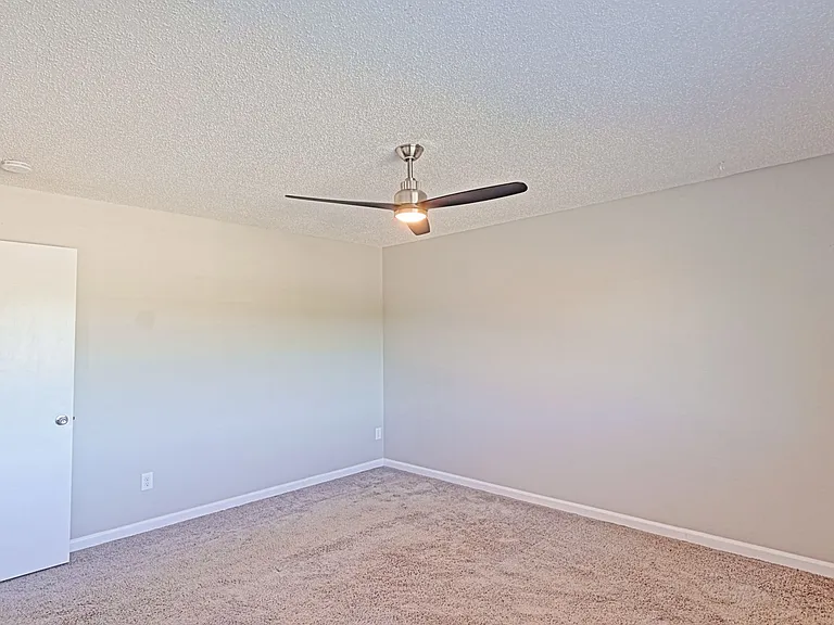 975 Barbizon Dr — Photo 16