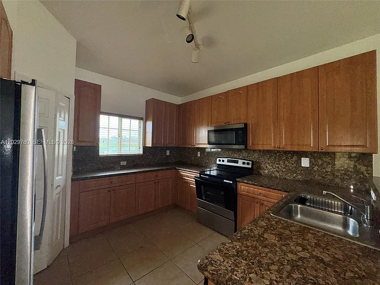 3384 NE 11th Dr — Photo 8