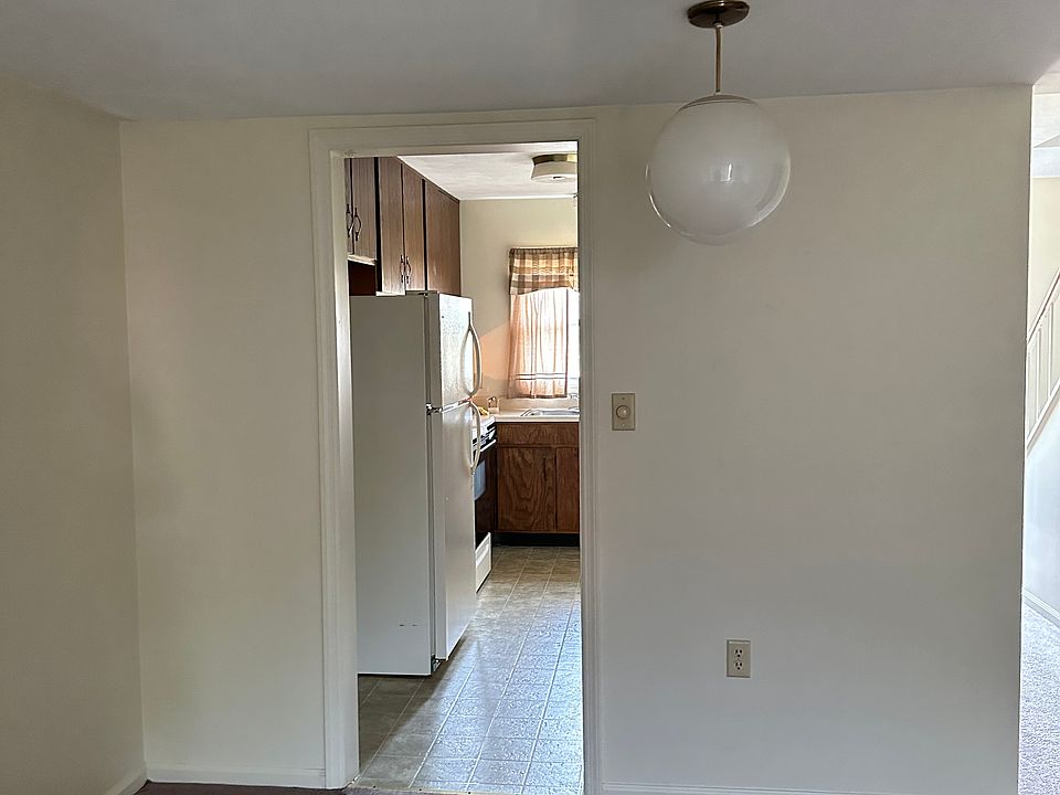 Dining area in to kitchen.