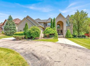 6055 N Creek Ct, West Bloomfield, MI 48322
