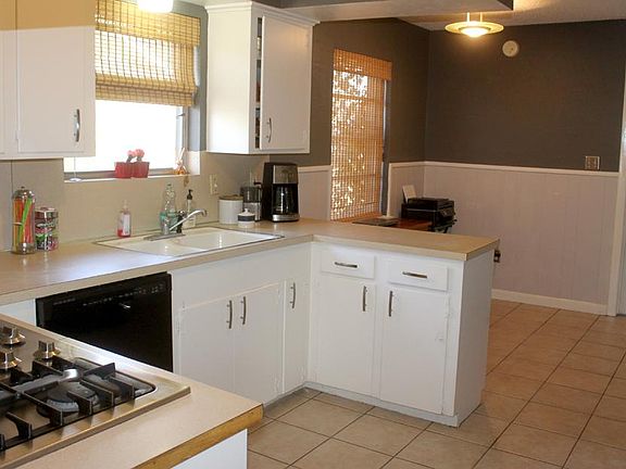 Chef's gas cooktop in the light and bright kitchen.  Note the updated pulls on the drawers and doors.