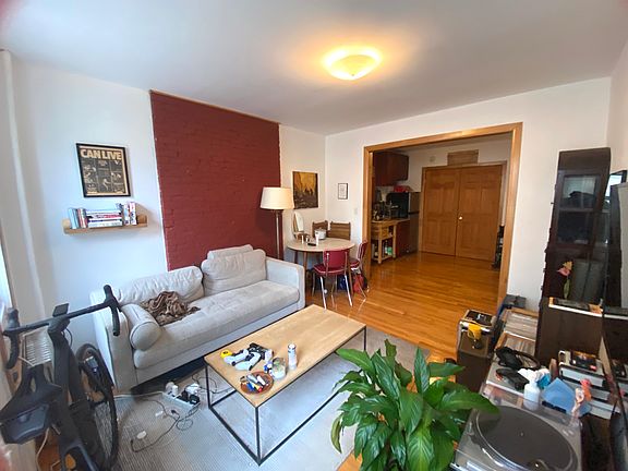 2nd image of 261 E 10th St APT 5