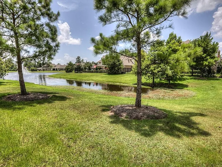 154 W Hullwood Ct — Photo 44
