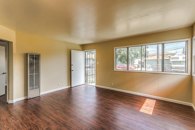 1st image of 261 Willow Ave