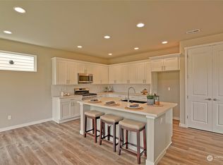 475 SW Fairway Dr, Oak Harbor, WA 98277