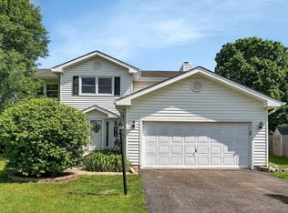 10 Redwood Ct, Streamwood, IL 60107