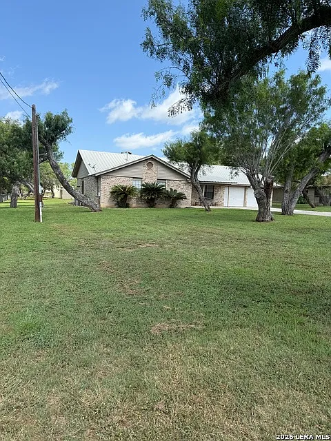 4 bed, 2.0 bath, 1672 sqft, $2,200 — Photo 1