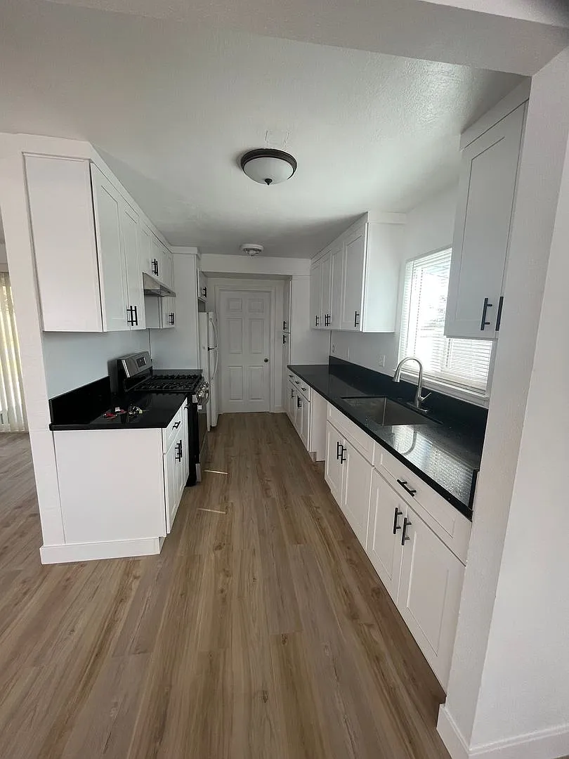 3 Bedroom 2 Bathroom Home! — Photo 2