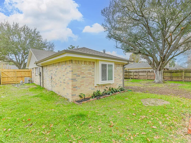 12018 Woolford Dr — Photo 3