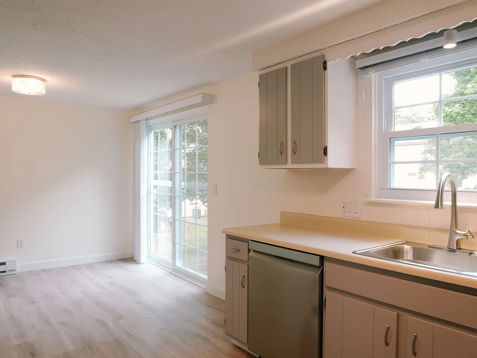 2 bed, 1.5 bath, 1303 sqft, $2,500 — Photo 4