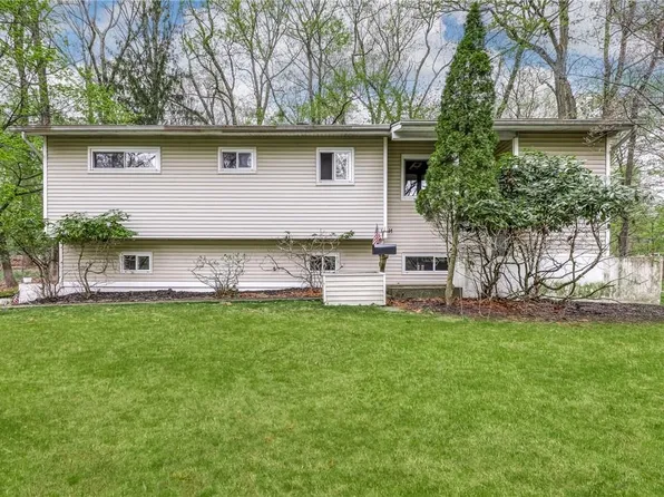 12 Hidden Glen Lane, Airmont, NY 10952