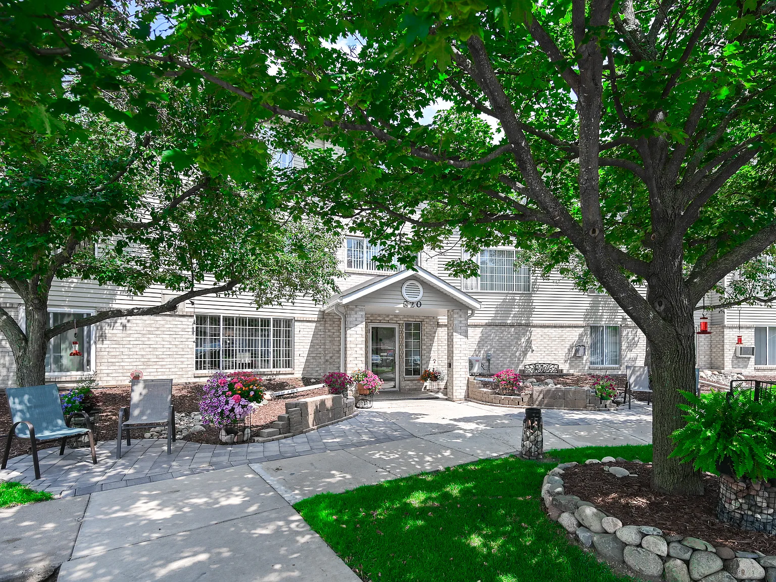 Oak Hills Manor — Photo 3