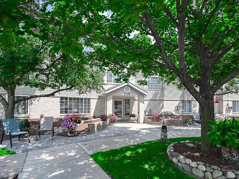 Oak Hills Manor — Photo 3