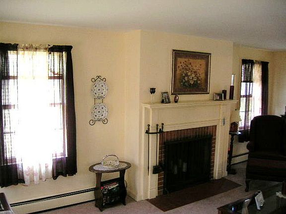 Living room w/ fireplace