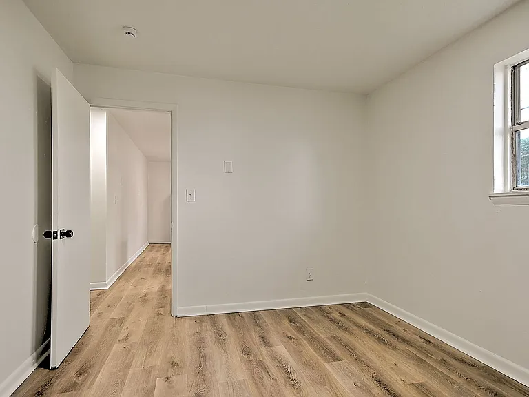 718 W G St — Photo 11