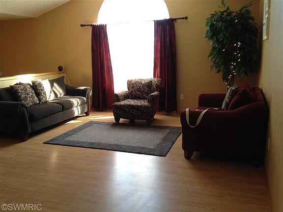 3rd image of 125 Depot Ln