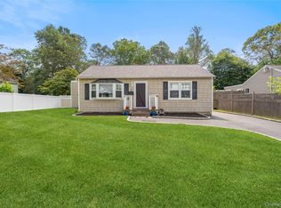 32 Woodland St, Ronkonkoma, NY 11779