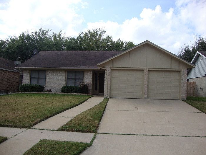 1st image of 303 Queenswood Trl