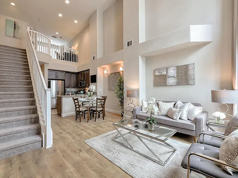 131 Hudson Pl — Photo 3