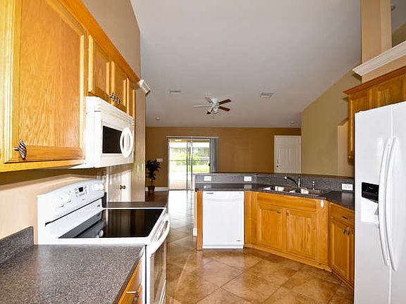 4th image of 442 NE Van Loon Ln
