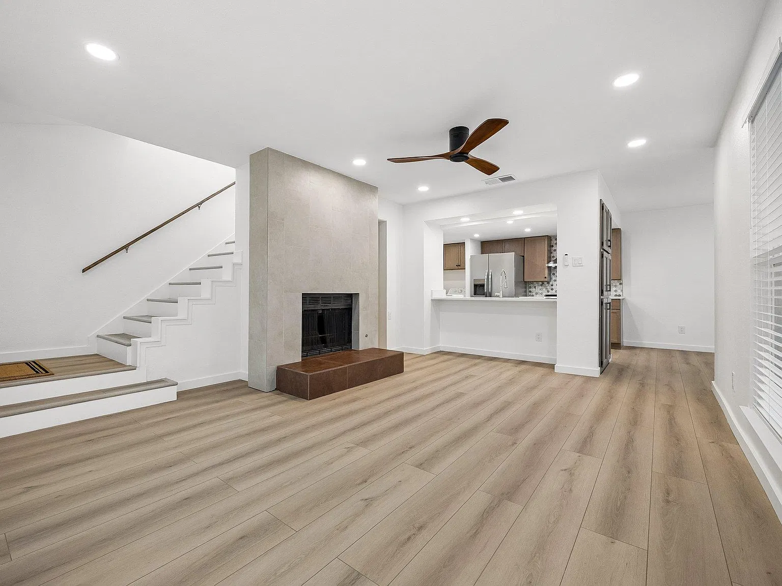 2 bed, 2.5 bath, 983 sqft, $1,595 — Photo 2