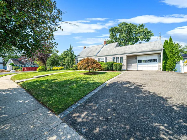 96 Slate Lane, Levittown, NY 11756