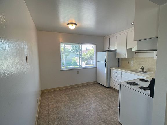 5th image of 3739 Underwood Dr APT 3