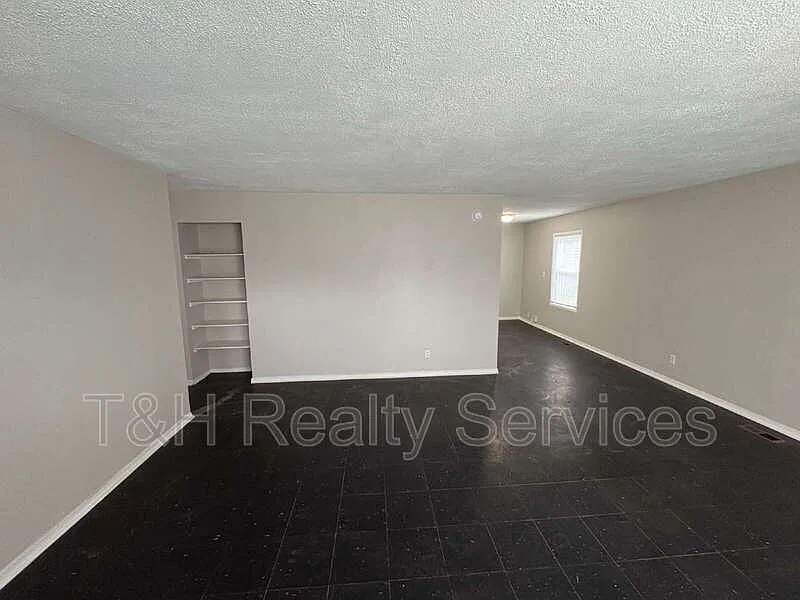 3 bed, 1.0 bath, 1189 sqft, $1,350 — Photo 3
