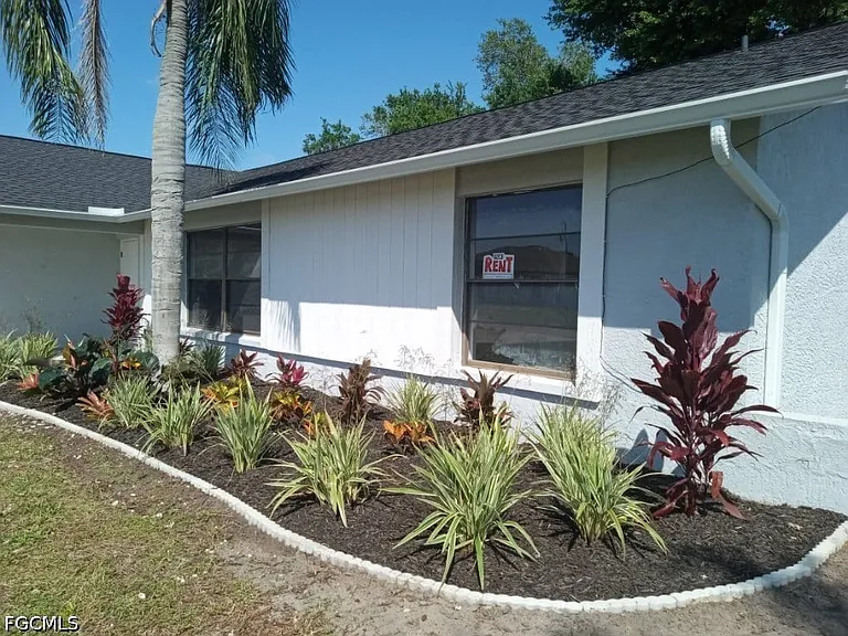 159 SE Santa Barbara Pl — Photo 4