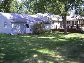 5th image of 909 E 108th St