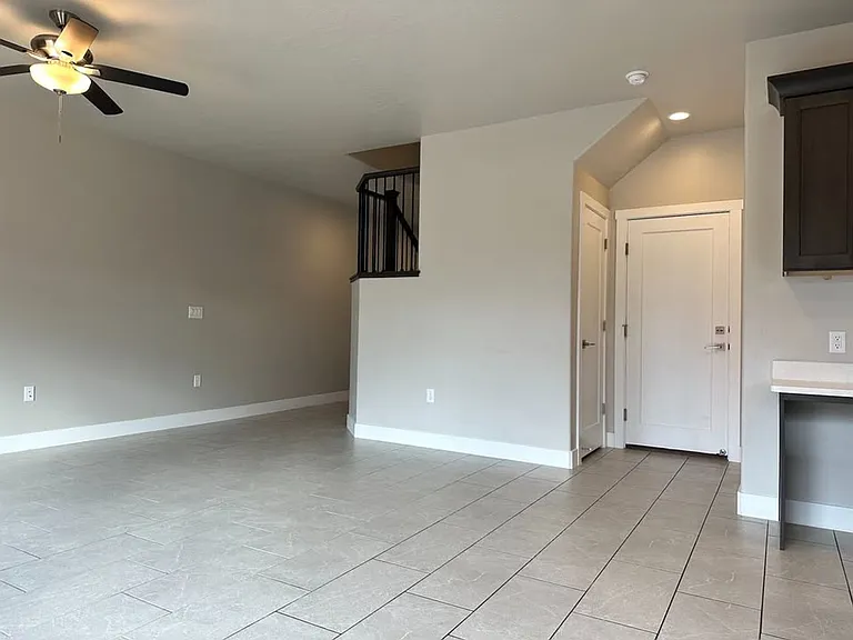 Three Bedroom Red Mountain Vista Town Home — Photo 14