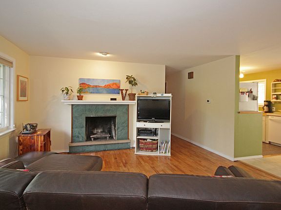 4th image of 18414 Occidental Ave S