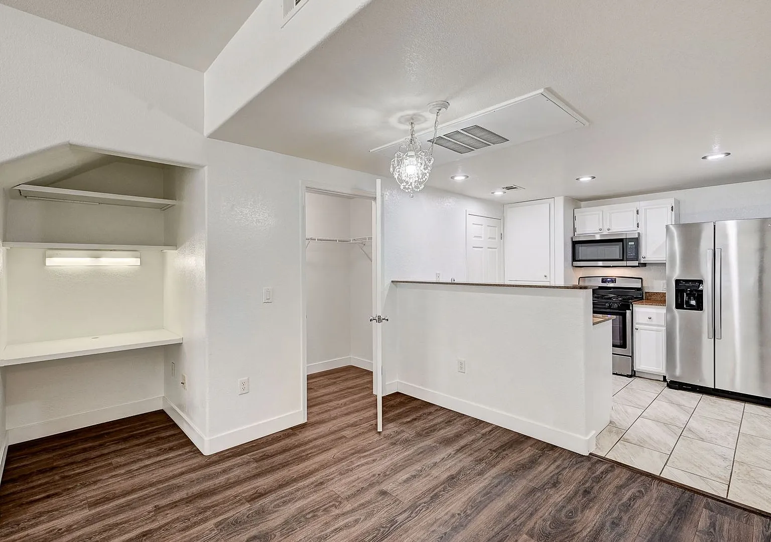 Adorable One Bedroom Walking Distance to Lone Mountain! — Photo 2