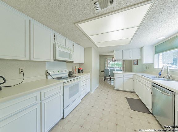 3rd image of 15222 Delachaise St