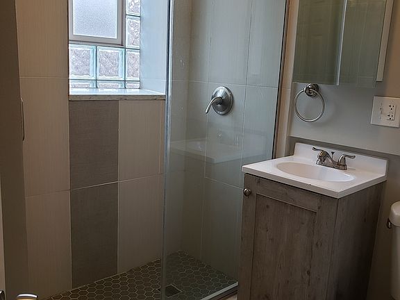 3rd image of 820 W Cuyler Ave APT 121