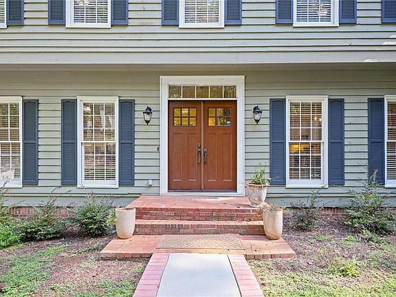 3rd image of 614 Colston Ct SW