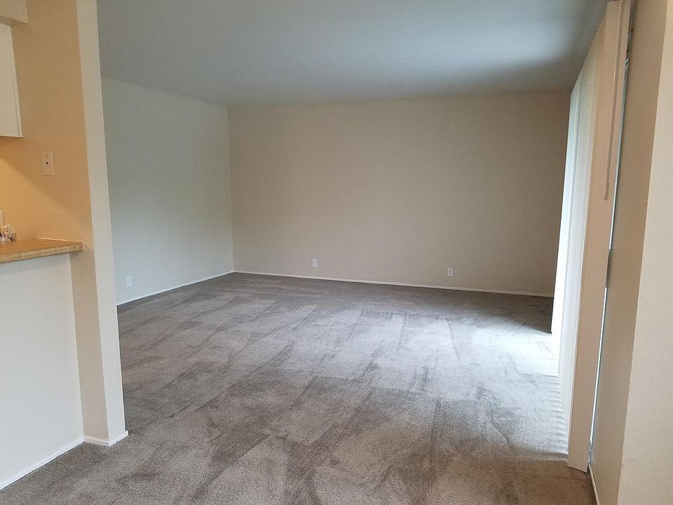 1st image of 18300 Carriage Dr APT 6