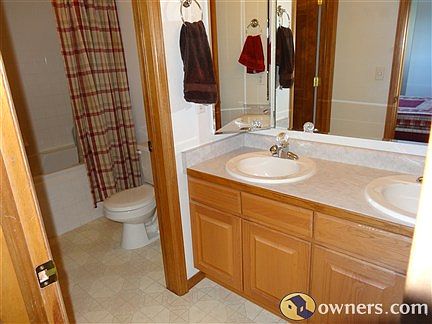 Master Bathroom (Upstairs)