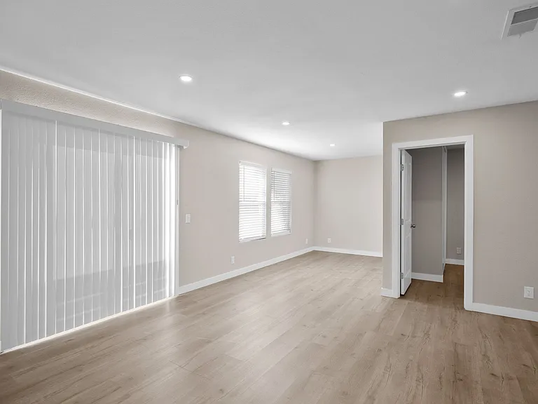 Sunset Cliffs Apartments — Photo 16