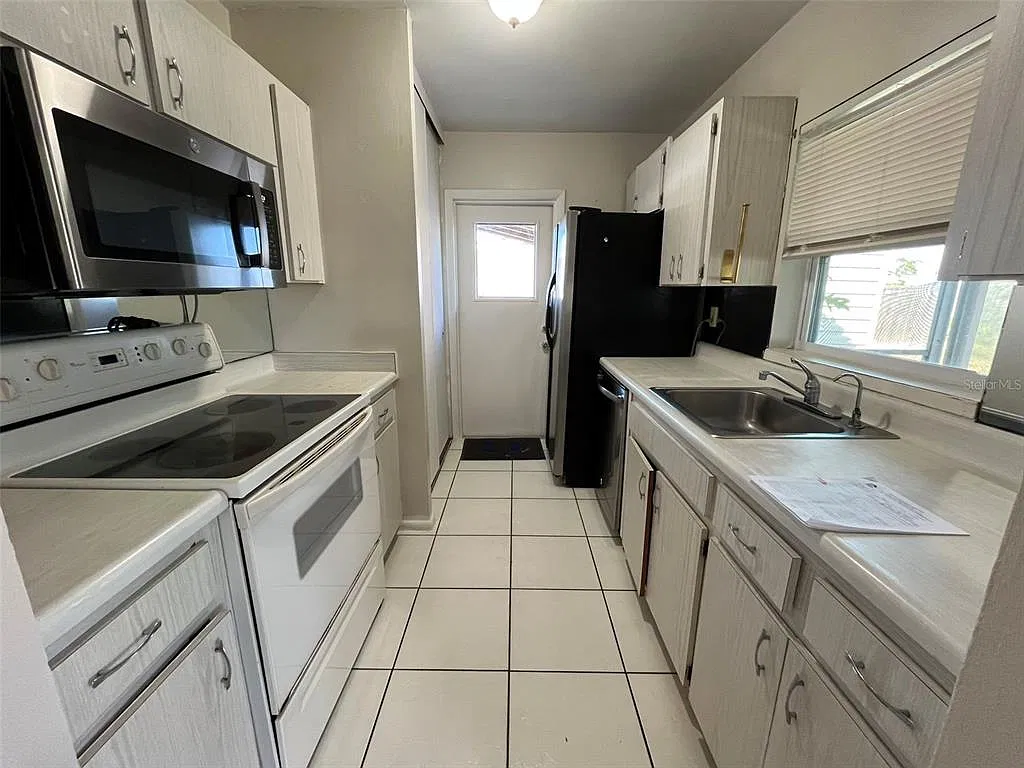 2 bed, 1.0 bath, 836 sqft, $1,400 — Photo 3