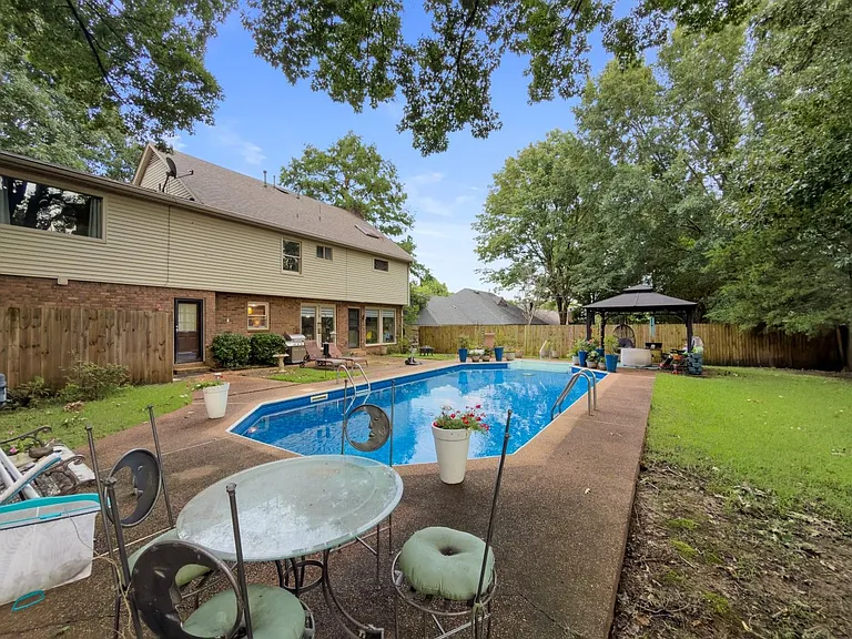 743 Grovewood Dr — Photo 3