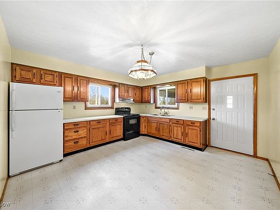 2nd image of 3552 Ellen Dr
