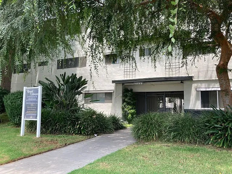 Gilmore Apts.. Beautiful Newly Remodeled Apartments...CALL NOW! — Photo 6
