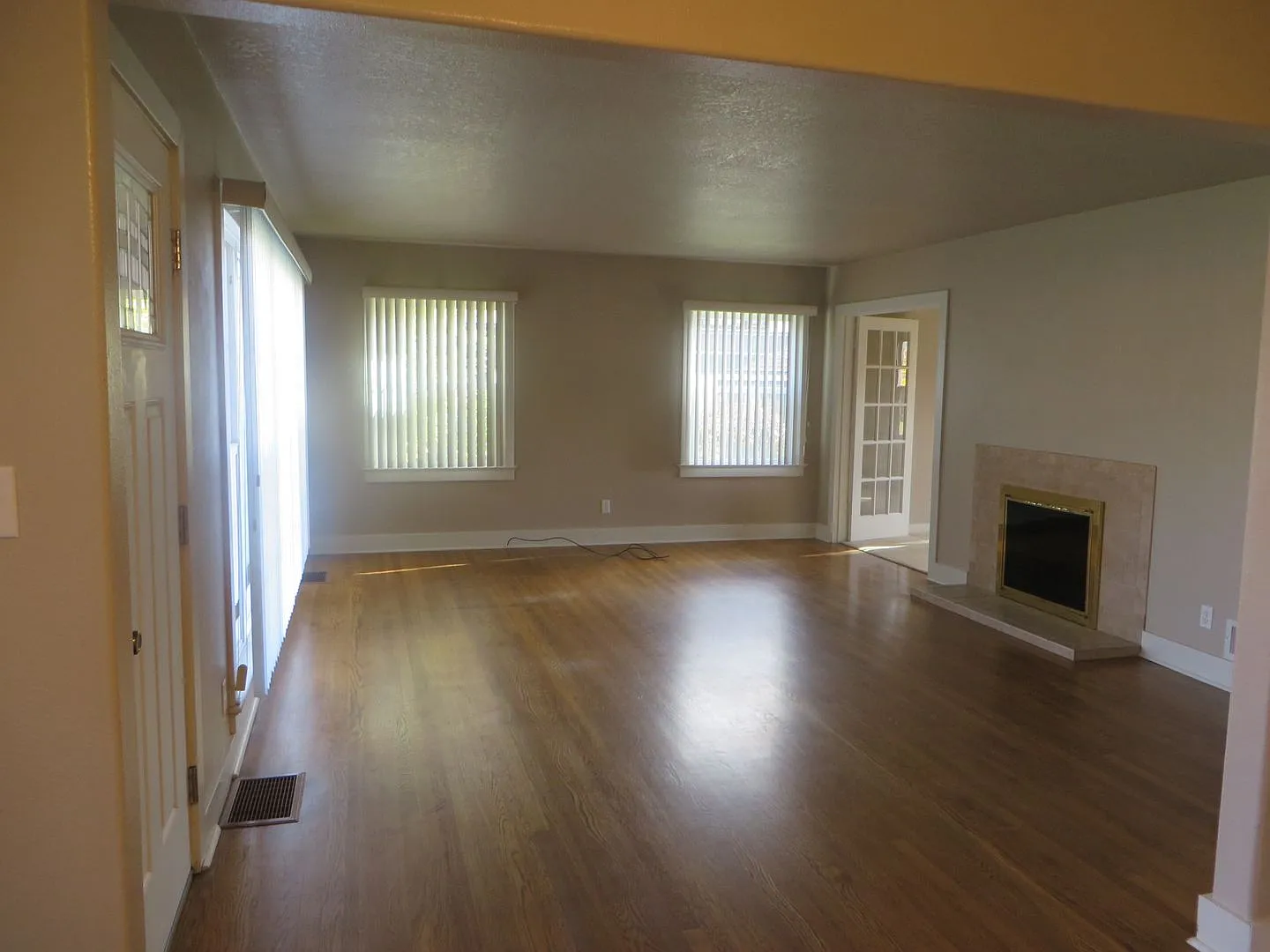 Great Hucrest Home with Hardwood Floors & a Fireplace! — Photo 4